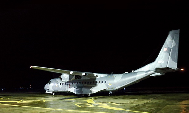 Trzema wojskowymi  samolotami typu Casa  i jednym typu Hercules przylecieli do Polski uchodźcy ze wschodniej Ukrainy