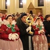 Przedstawiciele Asysty Żywieckiej wnieśli relikwie św. Jana Pawła II