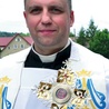  Ksiądz Marek Jodko podczas powitania figury fatimskiej w swojej parafii  