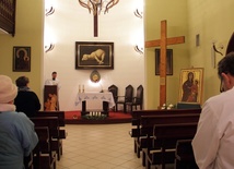 Ks. Jędrzej Orłowski SAC, dyrektor Hospicjum ks. E. Dutkiewicza, podkreślał wartość krzyża i ikony MB, wspominając przy tym papieża Jana Pawła II