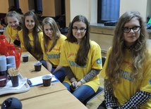 Młodzi wolontariusze z Gimnazjum nr 3 w Czechowicach-Dziedzicach od sześciu lat wspierają Hospicjum św. Kamila