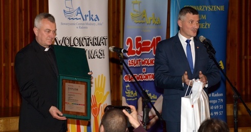 Wolontariat działający z inicjatywy Centrum Młodzieży "Arka" wygrał konkurs "Mazowieckie barwy wolontariatu"