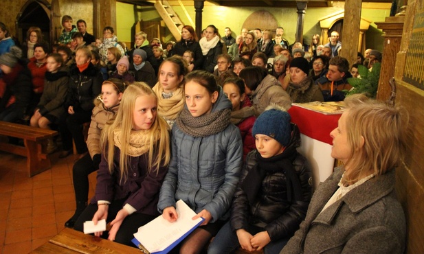 Mieszkańcy Zawady zgromadzili się 4 XII w kościele na wieczornicy poświęconej pochodzącemu stąd o. Strzałkowskiemu