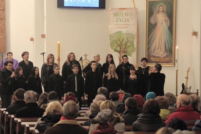 Symbole ŚDM w gdyńskiej parafii św. Jadwigi