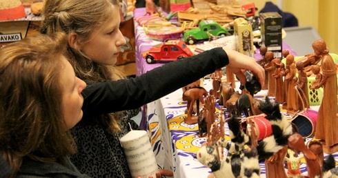 Zbierali na szkołę wśród baobabów