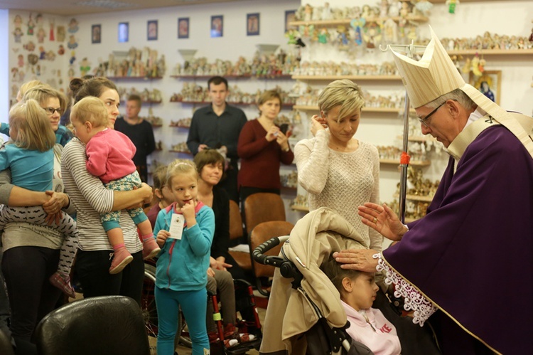 Spotkanie abp. Wiktora Skworca z chorymi dziećmi