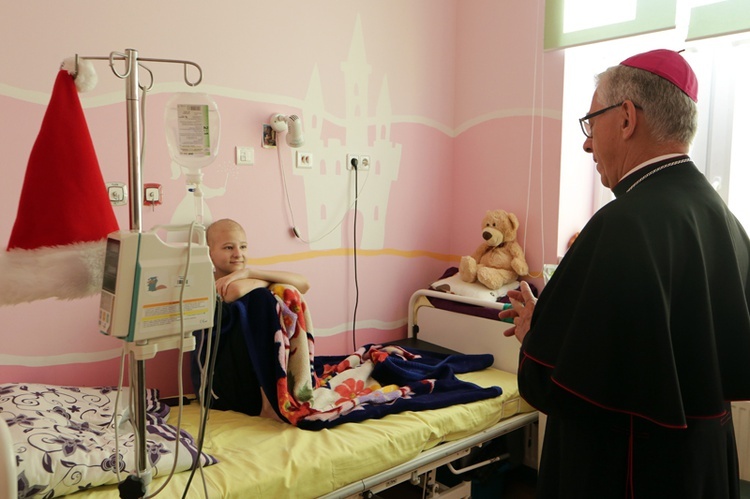 Spotkanie abp. Wiktora Skworca z chorymi dziećmi