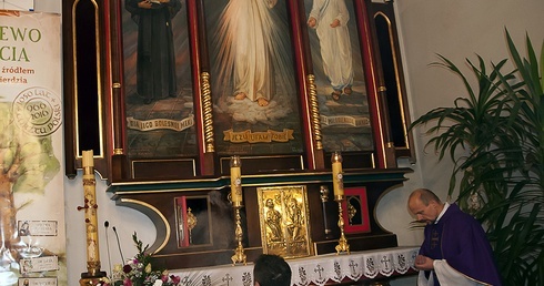 Ze świętą na kolanach