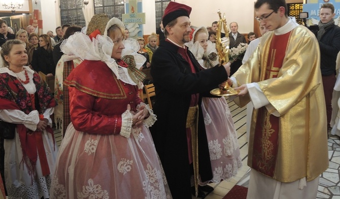 Starożywieccy mieszczanie z Zarzecza wniesli relikwie św. Jana Pawła II do kościoła