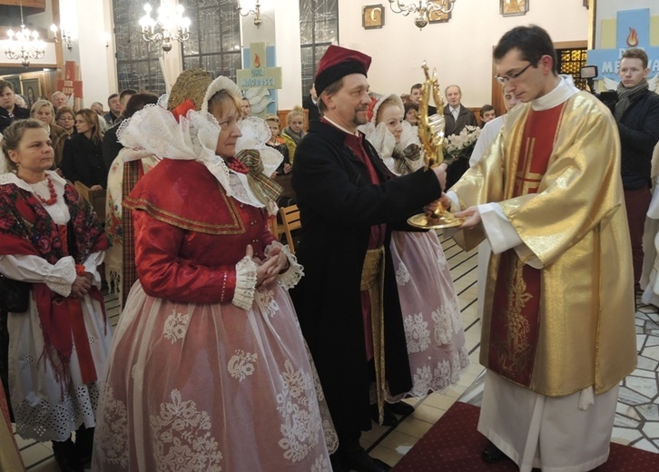 Starożywieccy mieszczanie z Zarzecza wniesli relikwie św. Jana Pawła II do kościoła