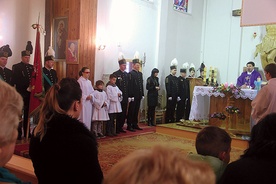 Górnicze mundury od lat towarzyszą grudniowym  Mszom św. w kościele w Oborze. Jak widać, noszą je nie tylko mężczyźni