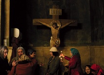  1.12.2015. Tibilisi, Gruzja. Gruzińscy wierni prawosławni podczas nabożeństwa w katedrze. 