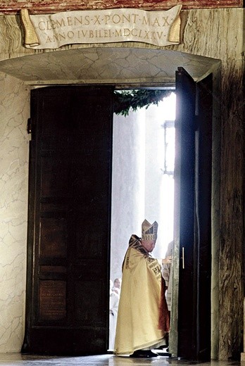 Drzwi Święte są symbolem Roku Jubileuszowego oraz łaski okolicznościowego odpustu.  Na zdjęciu papież Jan Paweł II zamyka Święte Drzwi na zakończenie Wielkiego Jubileuszu Roku 2000. 8 grudnia br. papież Franciszek ponownie je otworzy 