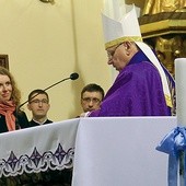 Magdalena Fiec przyjmuje krzyż misyjny z rąk bp. Jana Kopca
