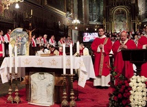 Po odczytaniu aktu beatyfikacji (Msza celebrowana w Peru była do tego momentu transmitowana w krakowskiej bazylice) odsłonięto znajdujące się przy ołtarzu relikwie – zakrwawioną koszulę  o. Michała Tomaszka OFM Conv