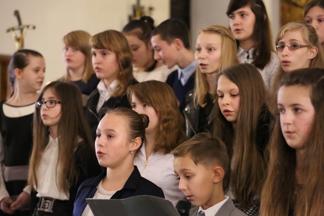 Uczniowie z Łękawicy o bł. ojcu Michale Tomaszku