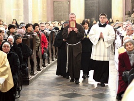 Przedstawiciele zakonów niosą w procesji do ołtarza księgę uchwał  43. Synodu Diecezji Płockiej