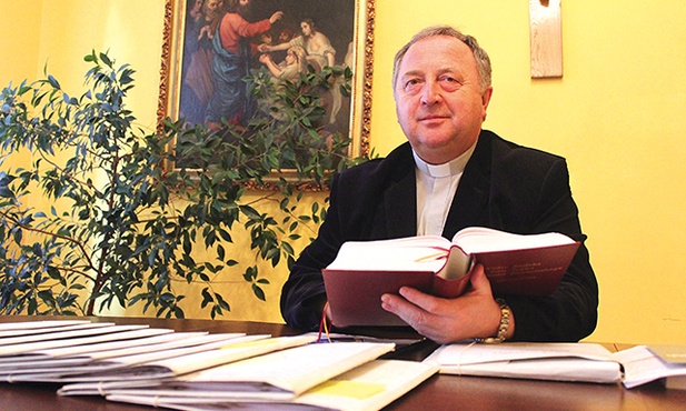 – Obecnie procesy o stwierdzenie nieważności małżeństwa bardzo się umiędzynarodowiły, bo przez emigrację zarobkową rozpadło się wiele małżeństw. To jeden ze smutnych znaków czasu – mówi ks. Kozłowski