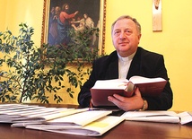 – Obecnie procesy o stwierdzenie nieważności małżeństwa bardzo się umiędzynarodowiły, bo przez emigrację zarobkową rozpadło się wiele małżeństw. To jeden ze smutnych znaków czasu – mówi ks. Kozłowski