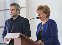  Konferencję otworzyła Lucyna Wiśniewska. Obok Paweł Kowalski WSH
