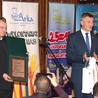 Nagrodę za wygraną w konkursie „Mazowieckie barwy wolontariatu” z rąk Rafała Rajkowskiego odebrał ks. Andrzej Tuszyński