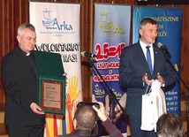 Nagrodę za wygraną w konkursie „Mazowieckie barwy wolontariatu” z rąk Rafała Rajkowskiego odebrał ks. Andrzej Tuszyński