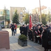 Po Mszy św. członkowie klubu modlili się pod pomnikiem patrona