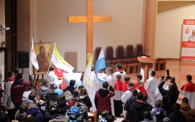 Licznie zgromadzona młodzież towarzyszyła wprowadzeniu symboli ŚDM do kościoła św. Antoniego w Redzie