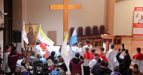 Licznie zgromadzona młodzież towarzyszyła wprowadzeniu symboli ŚDM do kościoła św. Antoniego w Redzie