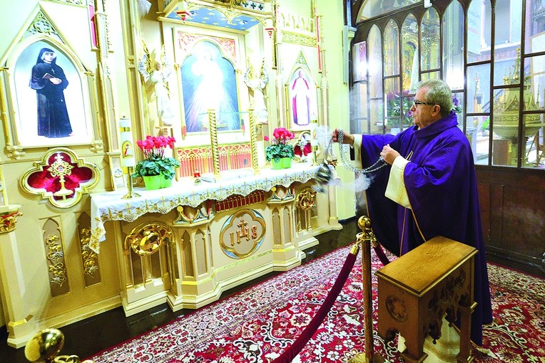  Po pokropieniu wodą i okadzeniu ołtarza przez biskupa przyszła kolej na proboszcza