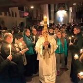 Z zapalonymi świecami młodzi wyszli z kościoła jak przez bramę miłosierdzia