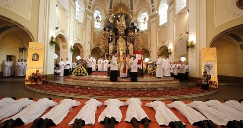 Diakoni zostają posłani do posługi swojemu biskupowi i księżom