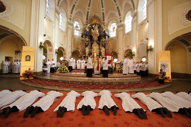 Diakoni zostają posłani do posługi swojemu biskupowi i księżom