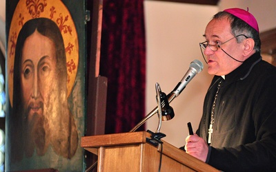  Biskup Michał Janocha omawia historię Świętego Oblicza