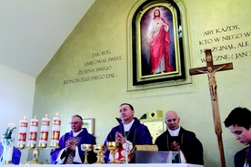  W prezbiterium kaplicy umieszczono obraz Serca Pana Jezusa 