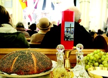 Wśród darów ołtarza była czerwona, symbolizująca męczeństwo świeca z wizerunkiem błogosławionych franciszkanów