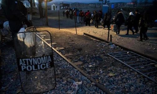 Grecja: Policja usuwa koczujących migrantów