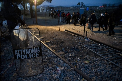 Grecja: Policja usuwa koczujących migrantów