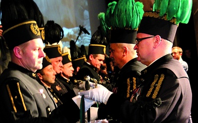 Podczas uroczystości w Głogowie wręczono odznaczenia – honorowe szpady i kordziki