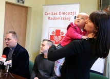 Karolina i Grzegorz Barankowie proszą o wsparcie dla ich chorej córeczki. O pomoc apeluje też ks. Robert Kowalski, dyrektor Caritas Diecezji Radomskiej