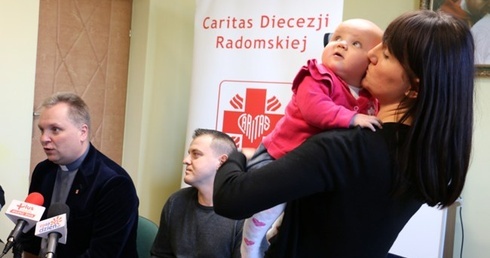 Karolina i Grzegorz Barankowie proszą o wsparcie dla ich chorej córeczki. O pomoc apeluje też ks. Robert Kowalski, dyrektor Caritas Diecezji Radomskiej