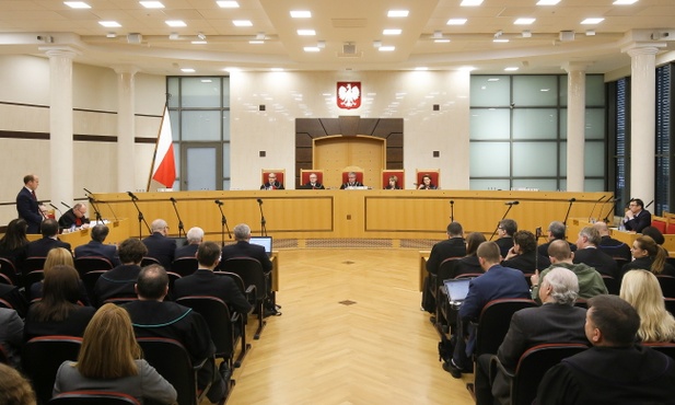 Nowela ustawy o TK częściowo niekonstytucyjna
