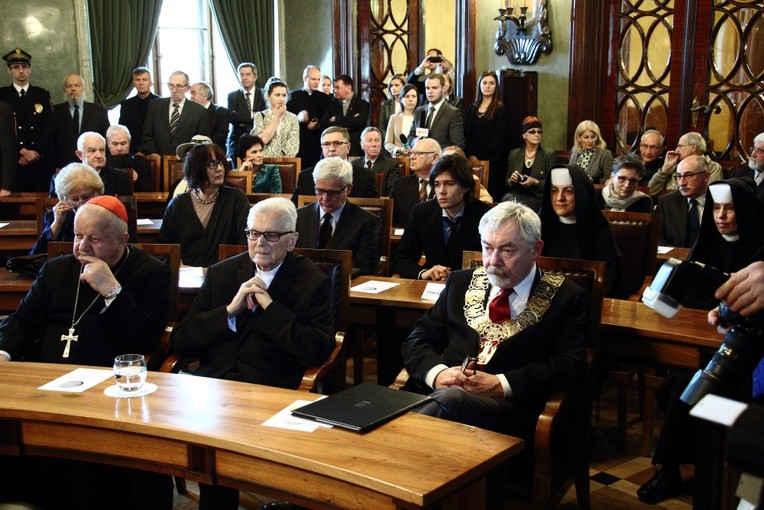 "Cracoviae Merenti" dla kard. Macharskiego