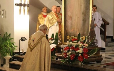 W imieniu parafii obraz Bożego Miłosierdzia powitał ks. kan. Zygmunt Bernat