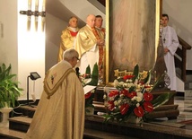 W imieniu parafii obraz Bożego Miłosierdzia powitał ks. kan. Zygmunt Bernat