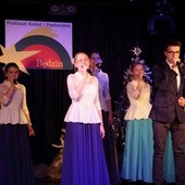 Karolina Bobińska i Krzysztof Chorzelski z zespółu wokalnego "Kontrapunkt" w czasie wykonywania jednego z konkursowych utworów 