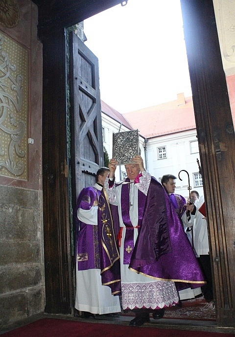 Brama Miłosierdzia już otwarta!