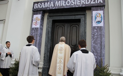 Drzwi Święte w sanktuarium Matki Bożej Tuchowskiej