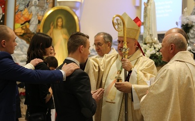 Przed obrazem Miłosiernego młodzież parafii otrzymała sakrament bierzmowania