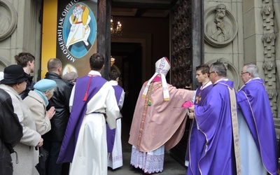 Bp Piotr Grger otwiera Bramę Miłosierdzia w bielskiej katedrze